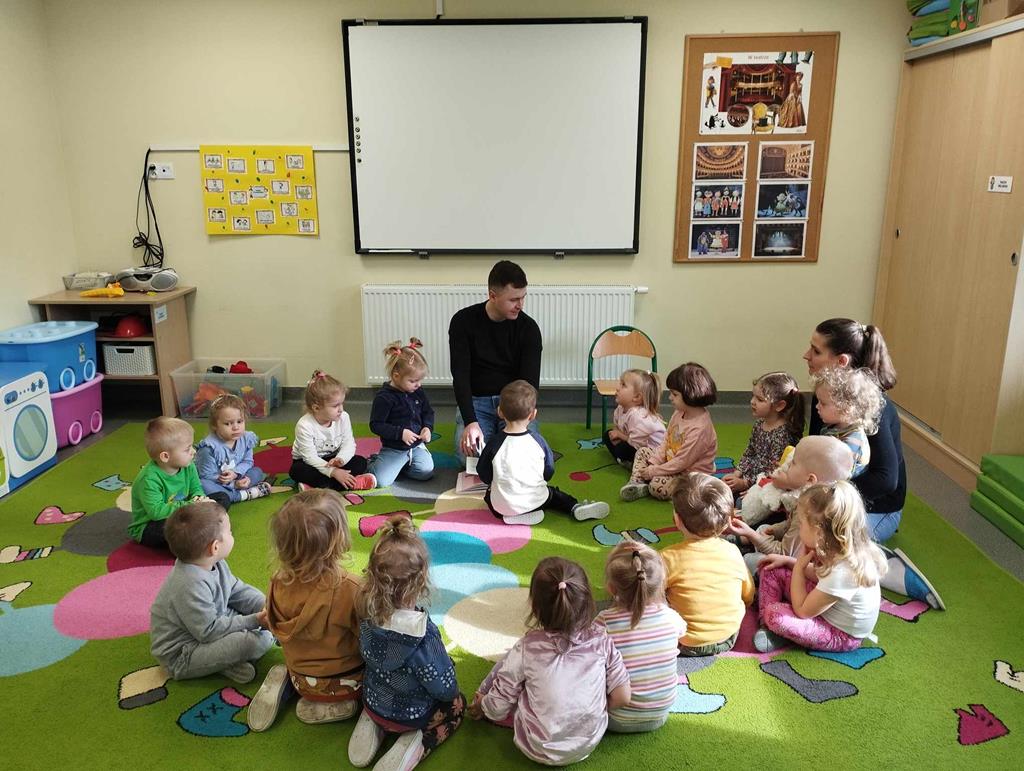Zajęcia z muzykiem w grupie ,,Rybki