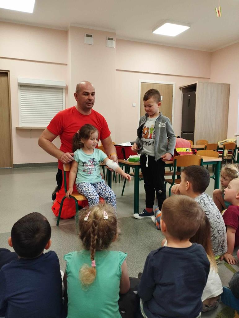 Spotkanie przedszkolaków z ratownikiem medycznym