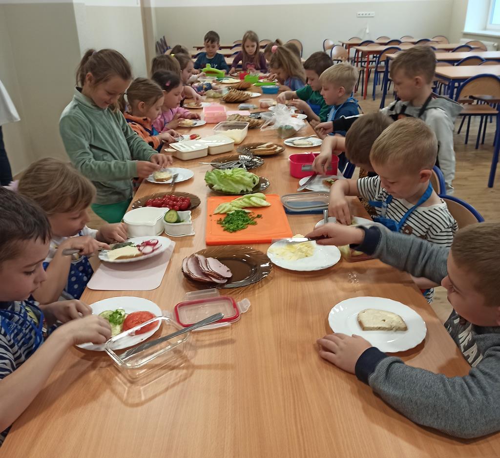 Zdrowe śniadanie przygotowują starszaki 