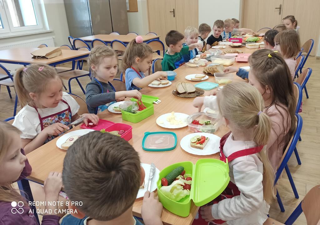 Zdrowe śniadanie przygotowują starszaki 