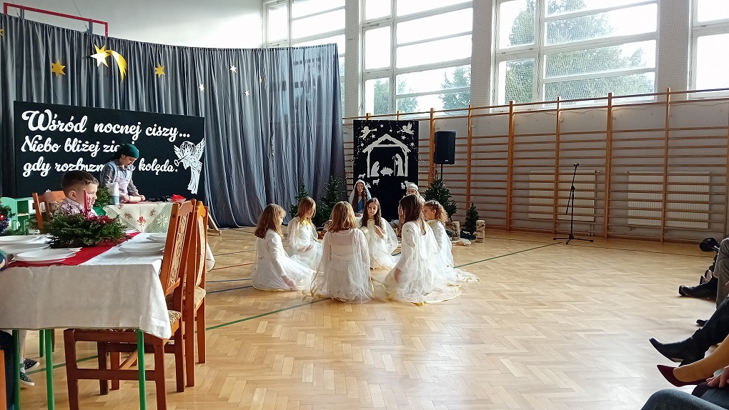„Wśród nocnej ciszy… Niebo bliżej ziemi, gdy rozbrzmiewa kolęda”