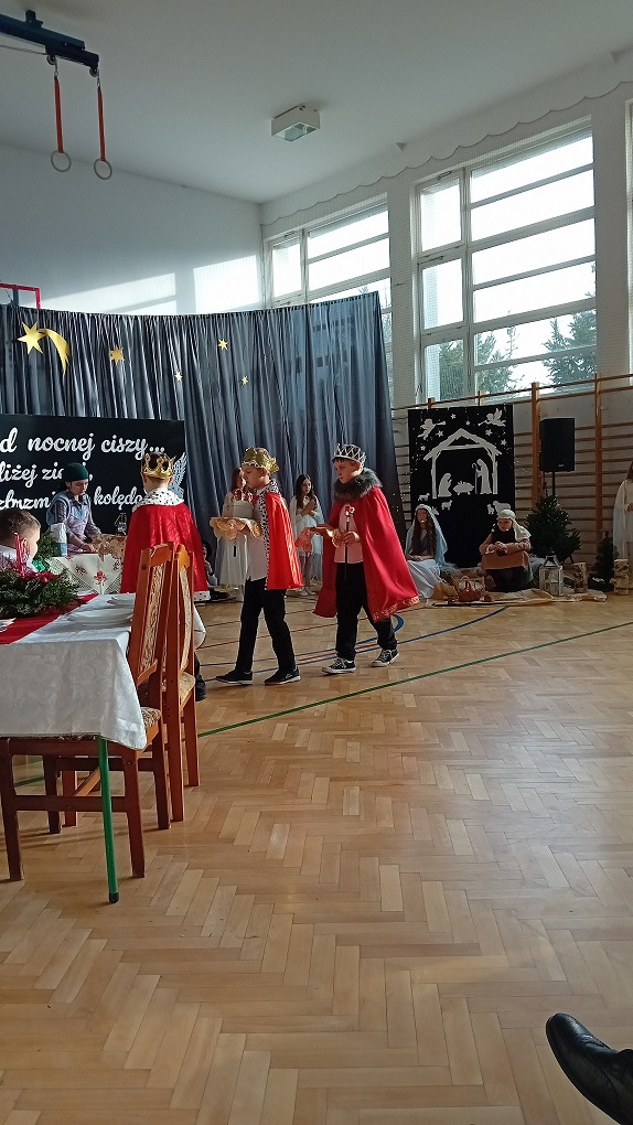 „Wśród nocnej ciszy… Niebo bliżej ziemi, gdy rozbrzmiewa kolęda”