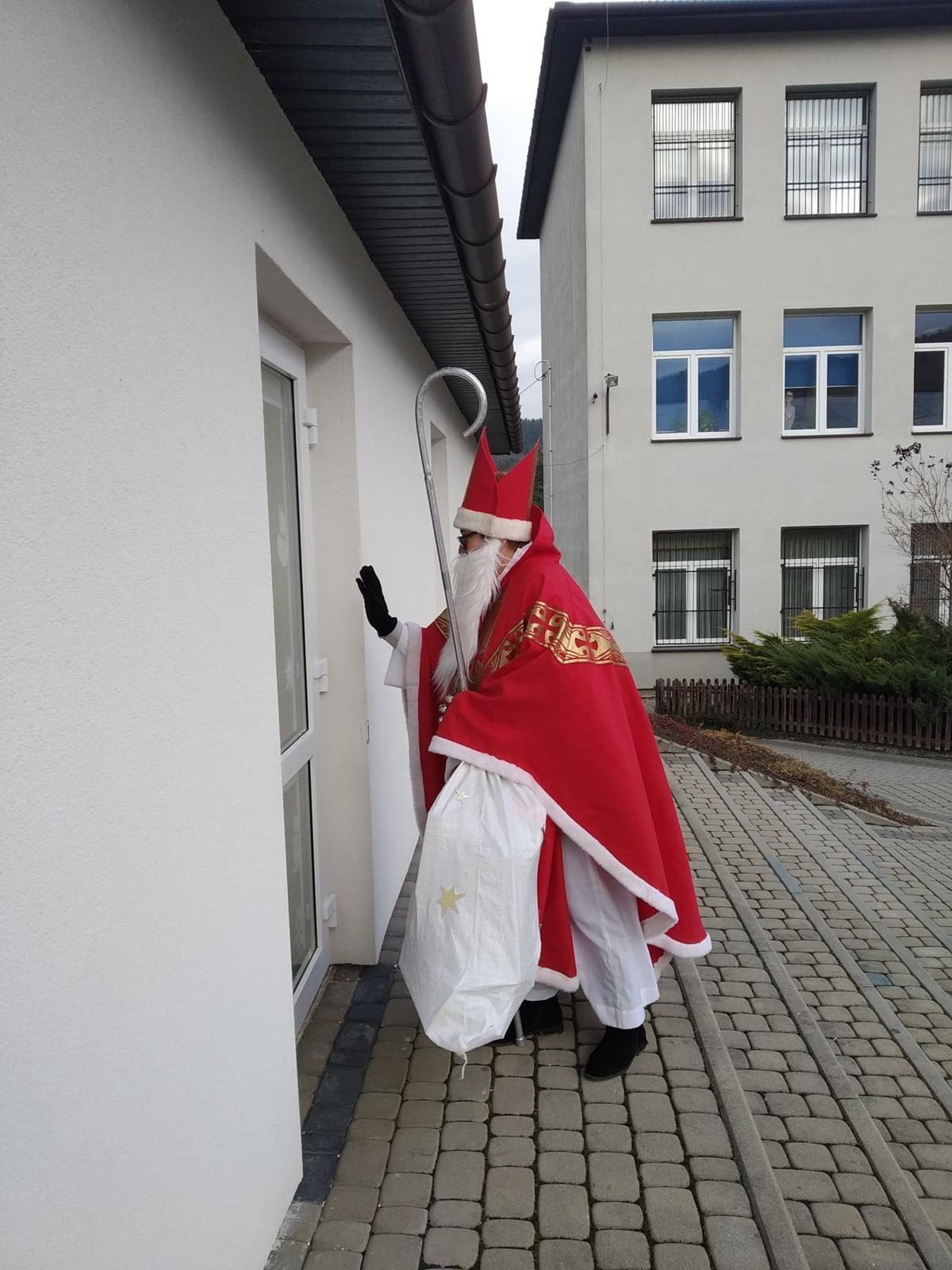 Święty Mikołaj z wizytą w przedszkolu 