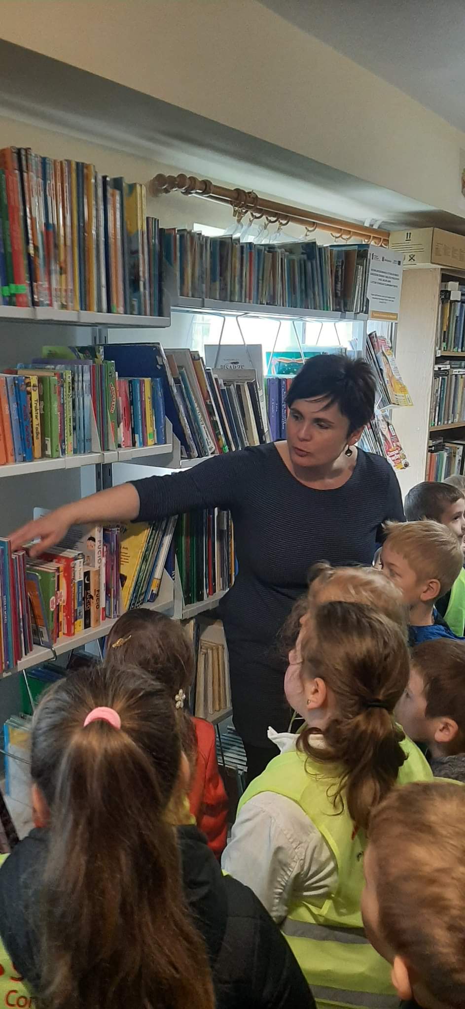 PRZEDSZKOLAKI W  GMINNEJ BIBLIOTECE W SĘKOWEJ  